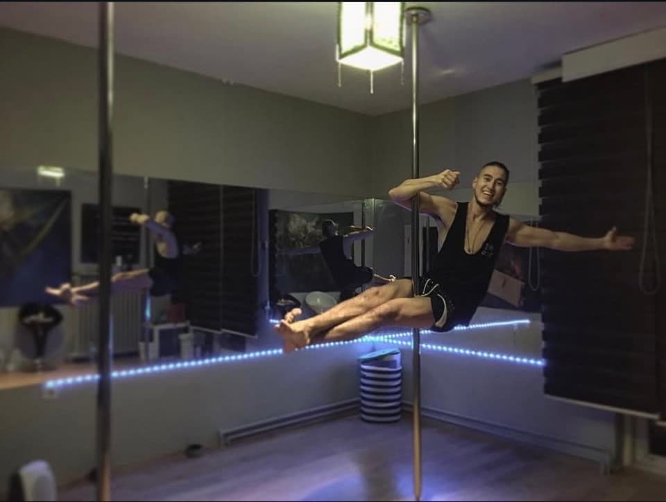 Ankara'daki Serenity stüdyosunda pole dance direğinde; bacaklar direğe kilitli, kollar iki yana açık