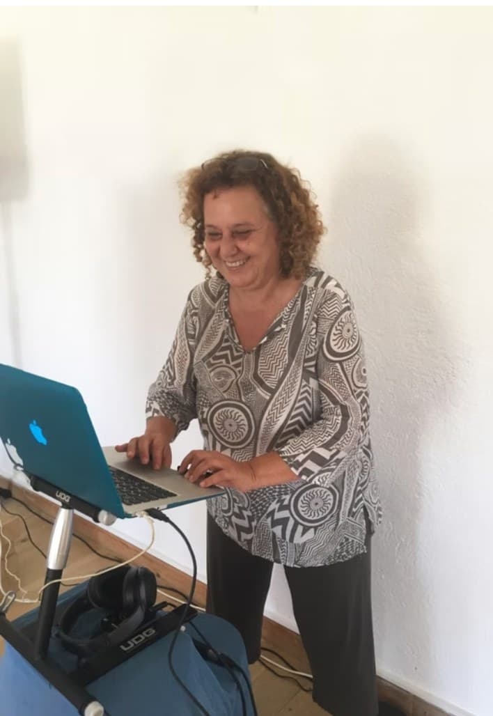 Gramya Michal Molho seansın müziğini bilgisayardan yönetirken, gülümserken