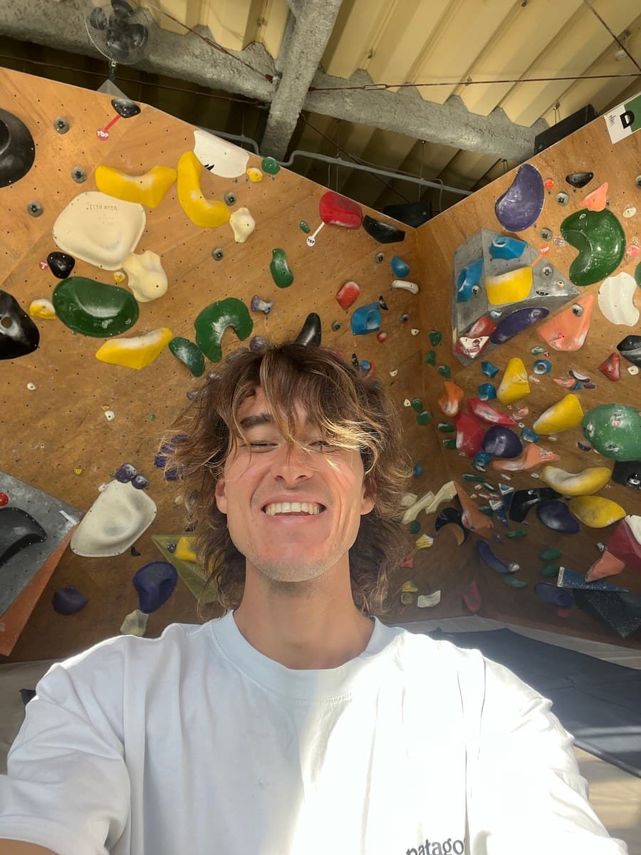 Türker bouldering duvarının önünde gülümserken