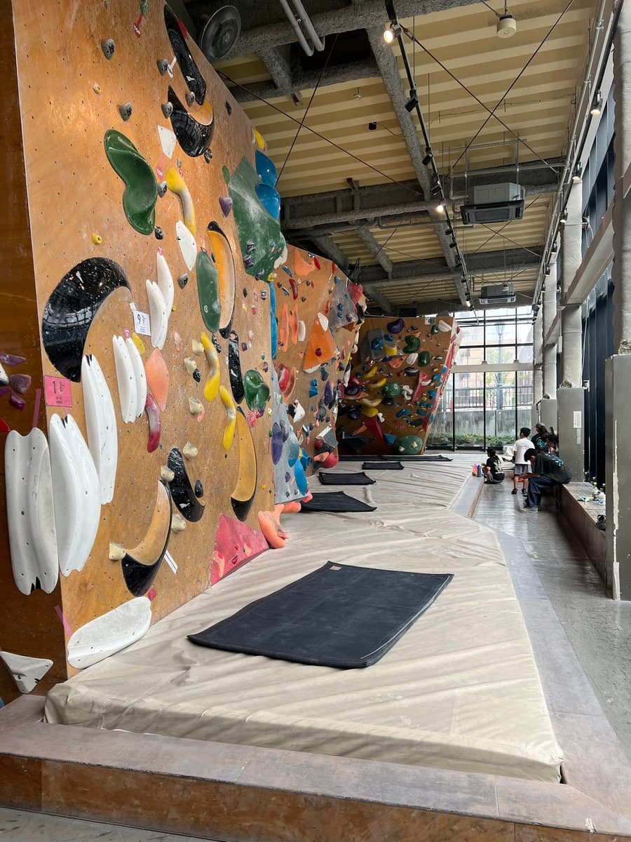 The Stone Session salonu: tutamaklı duvarlar ve minderler