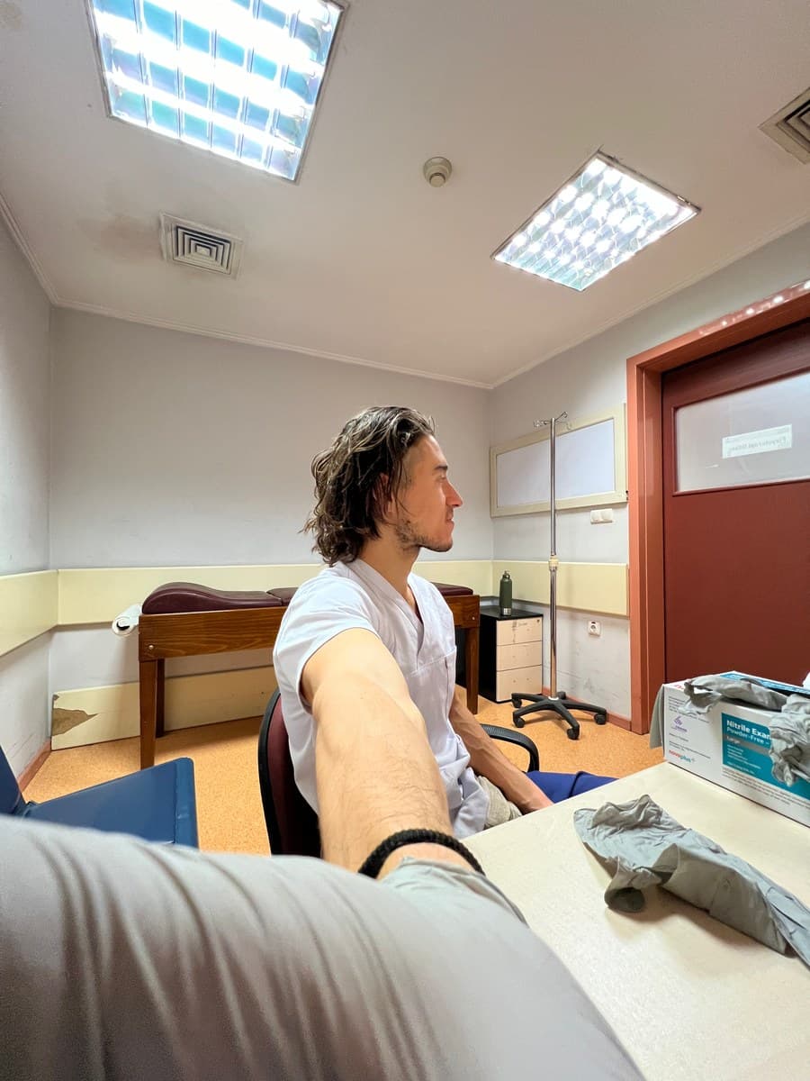 Türker klinikte, masada, objektife dönük